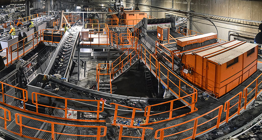 Mēs šķirojam un pārstrādājam, izmantojot jaunākās tehnoloģijas un aprīkojumu.