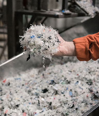 Mēs izmantojam caurspīdīgo un krāsaino LDPE plēvi, kā arī dažādus polipropilēna materiālus granulu ražošanai.